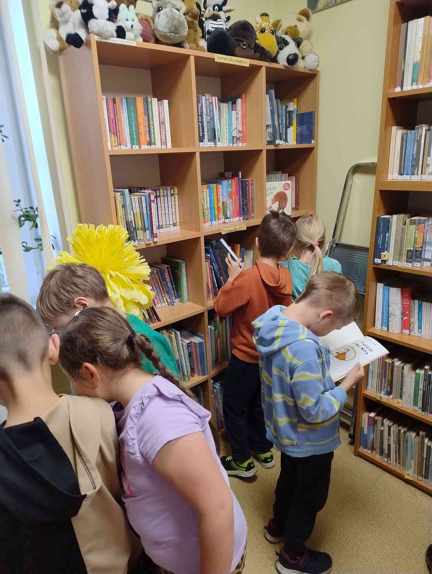 Czytanie jest super - zajęcia czytelnicze dla uczniów SP w Regulicach