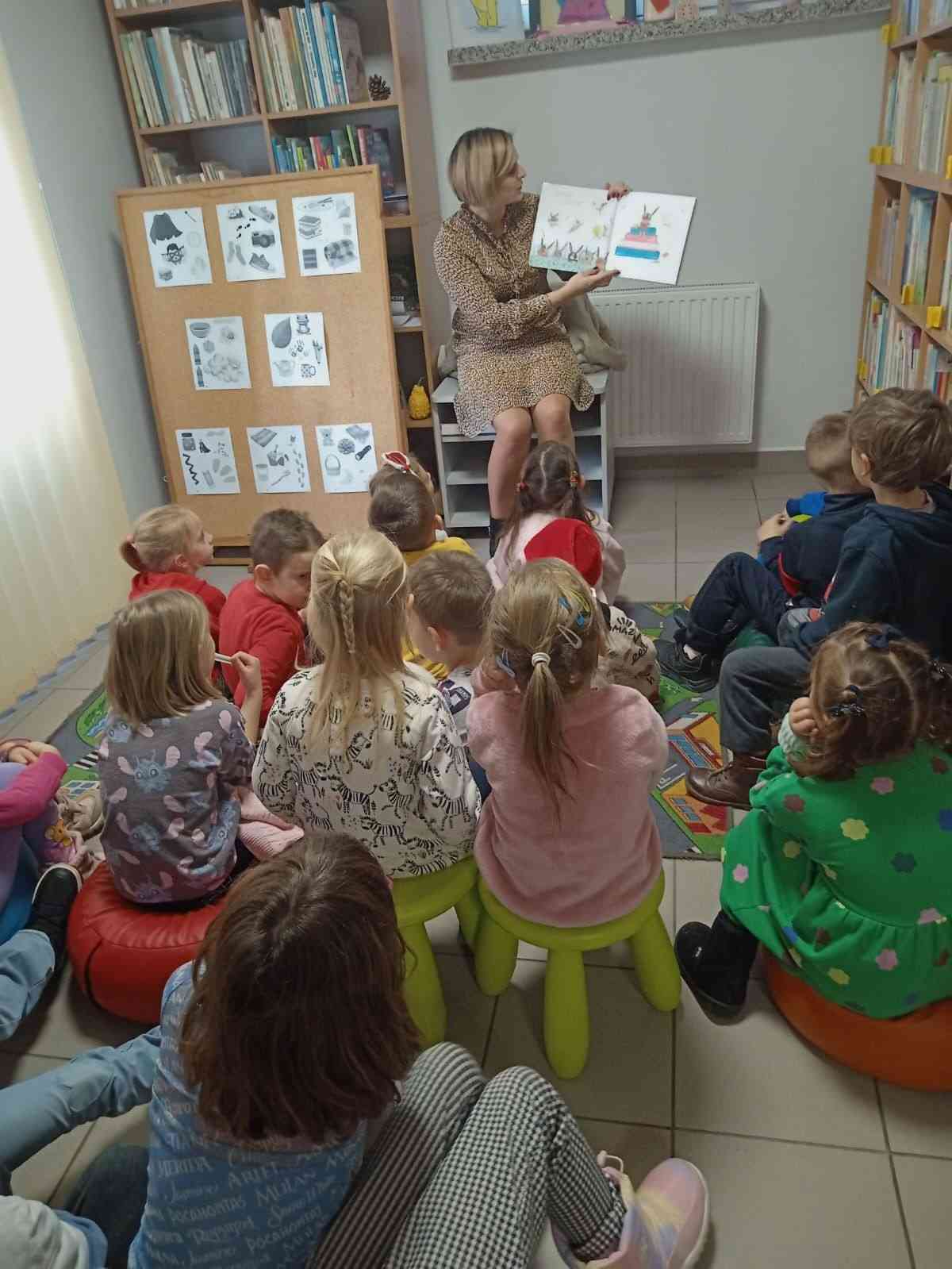 Zajęcia czytelnicze z przedszkolakami w Kwaczale