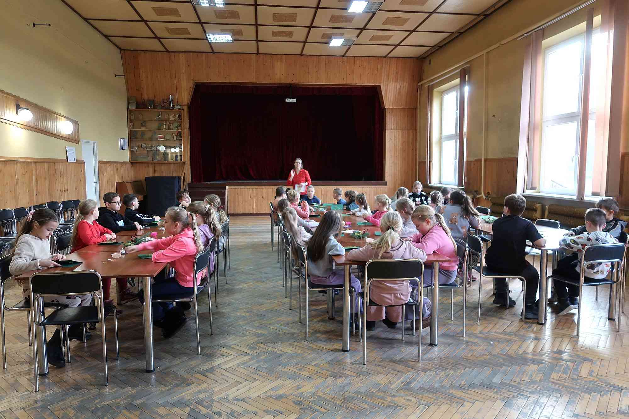 Warsztaty tworzenia kartek bożonarodzeniowych w Okleśnej