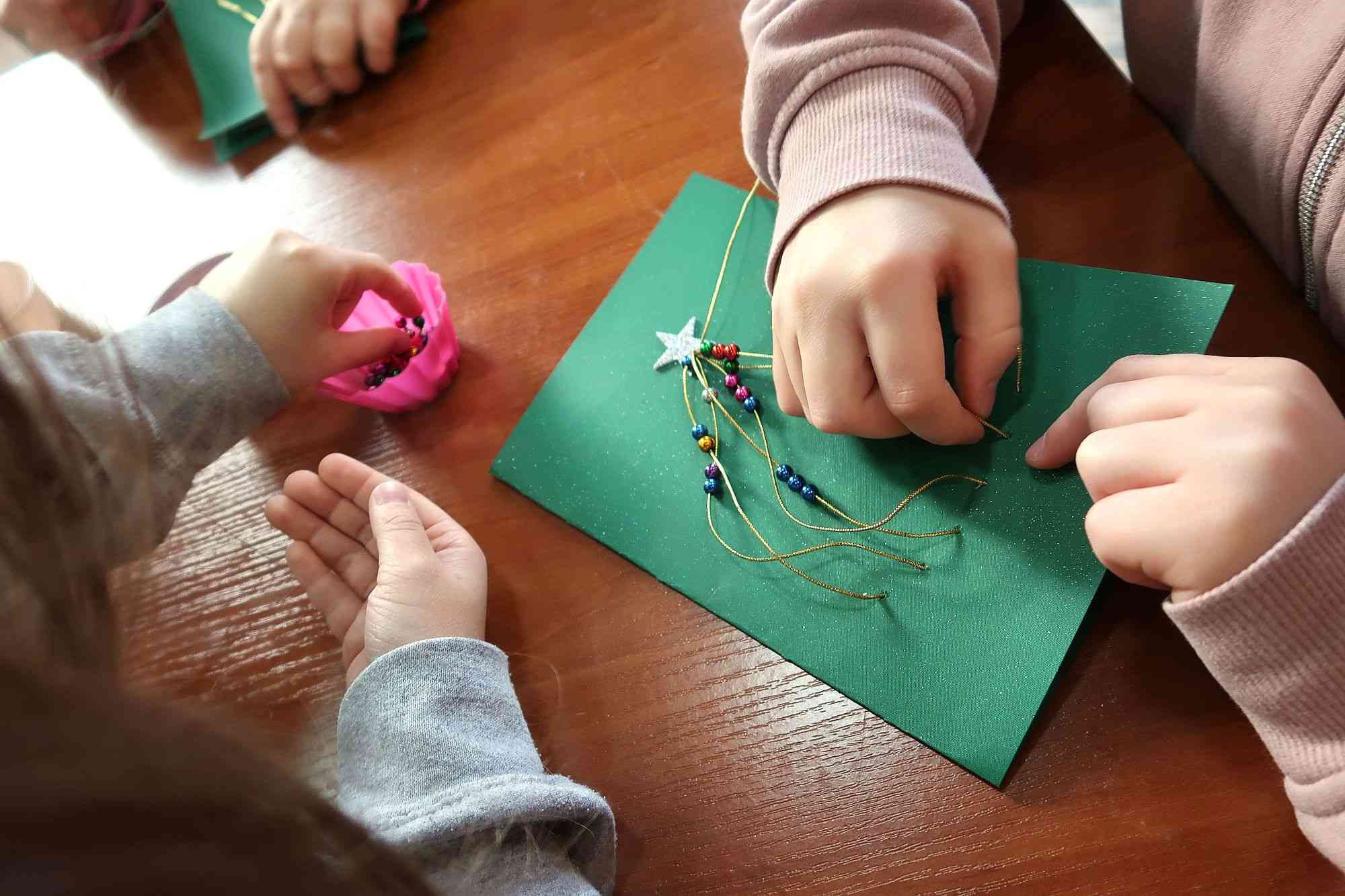 Warsztaty tworzenia kartek bożonarodzeniowych w Okleśnej