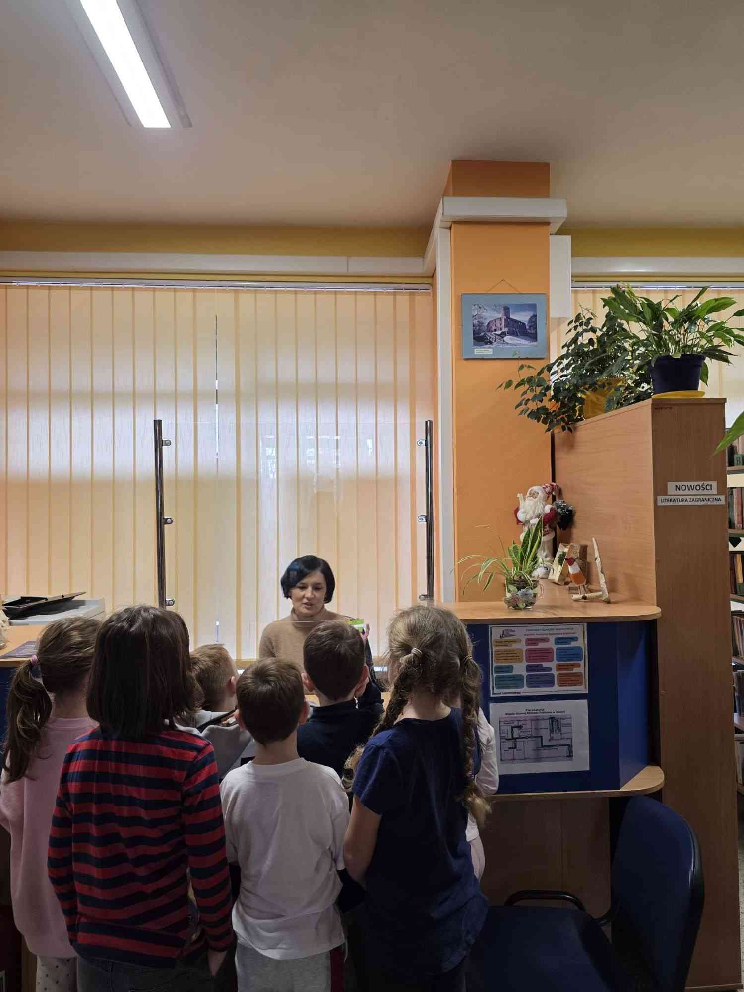 Lekcja biblioteczna dla uczniów SP w Alwerni