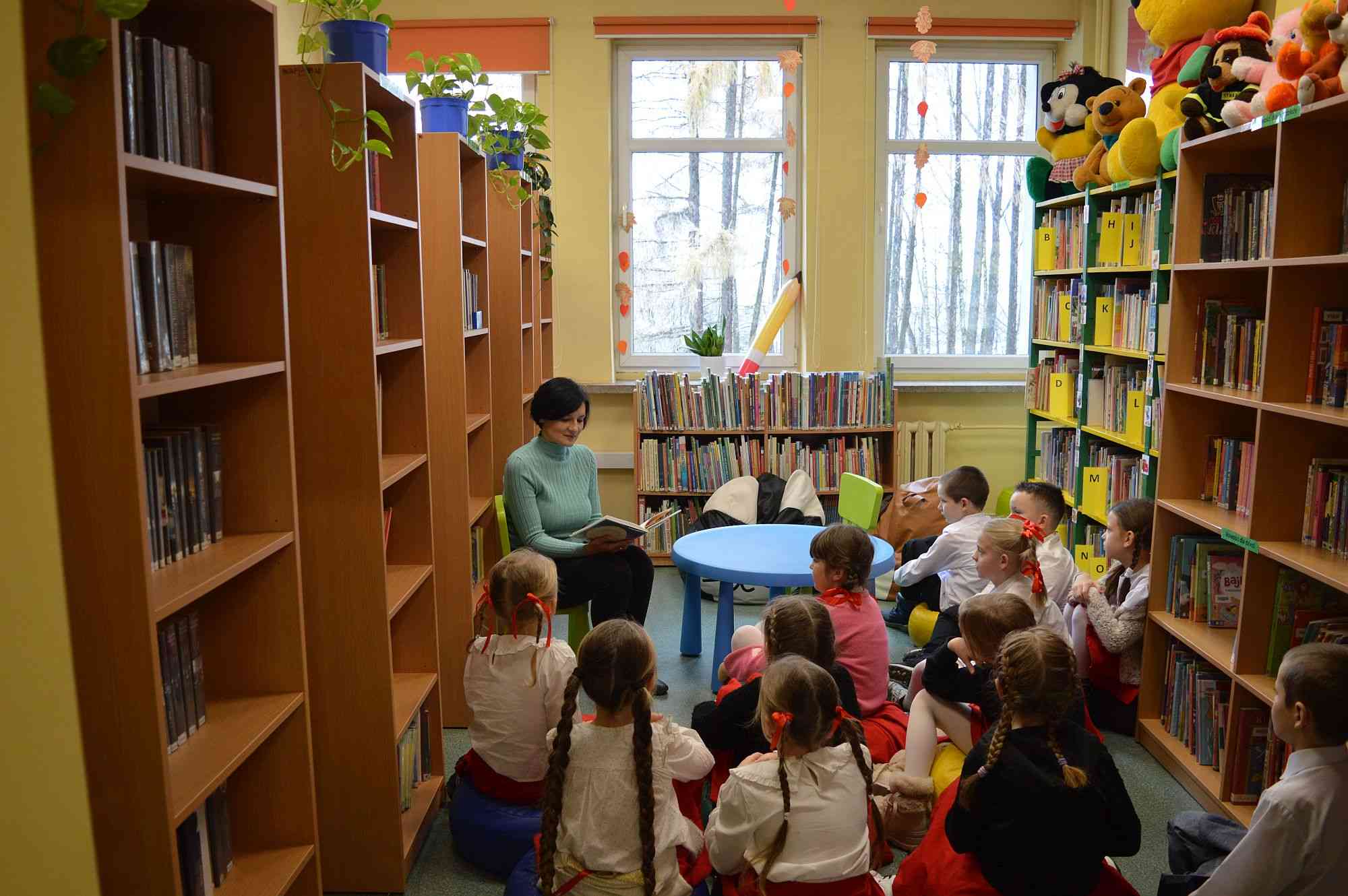 Lekcja biblioteczna dla uczniów SP w Regulicach