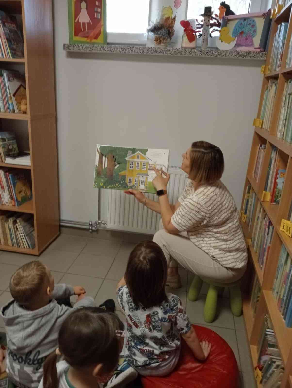 Zajęcia czytelnicze z przedszkolakami w Kwaczale