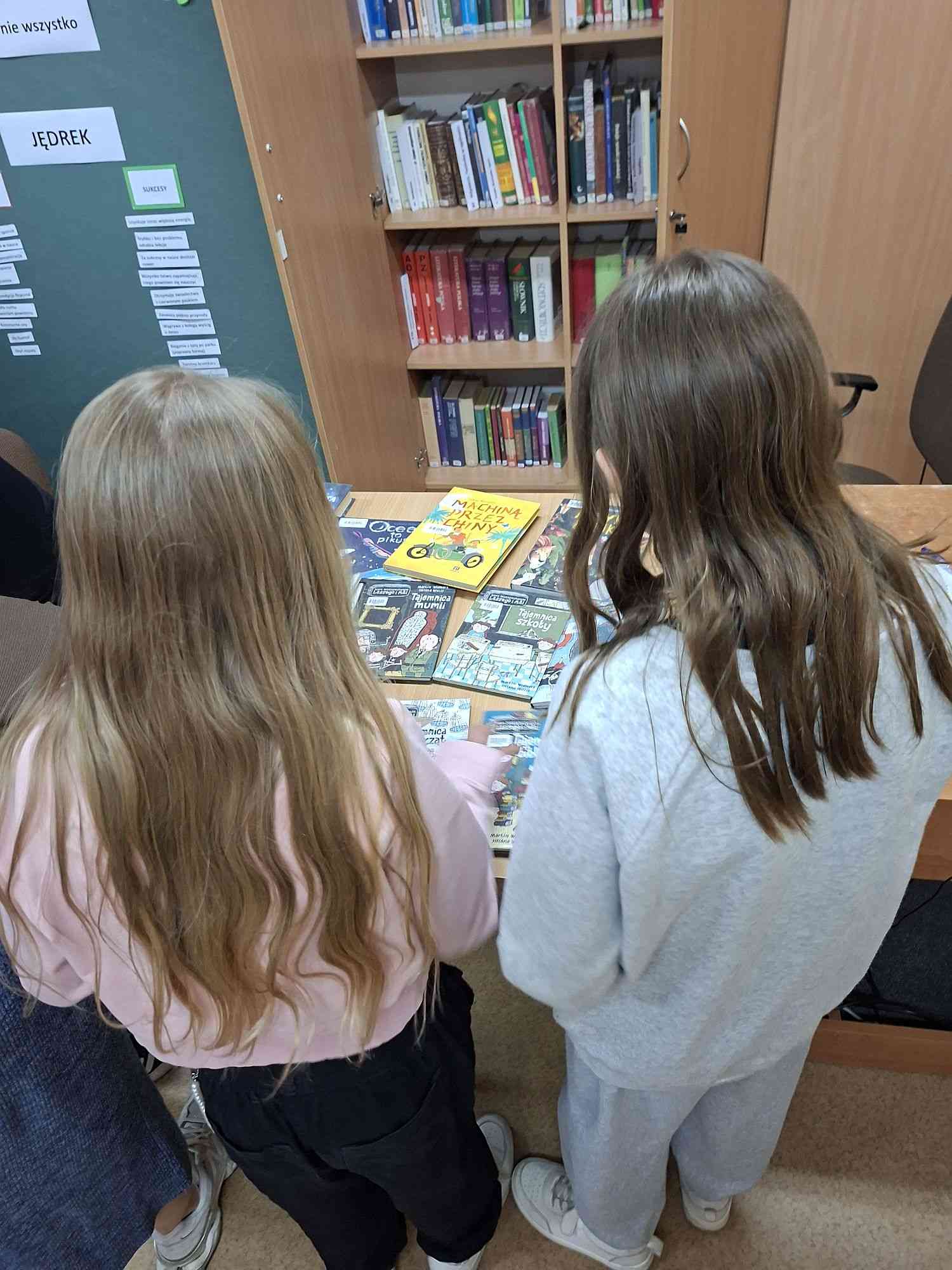 Lekcja biblioteczna dla uczniów w Grojcu