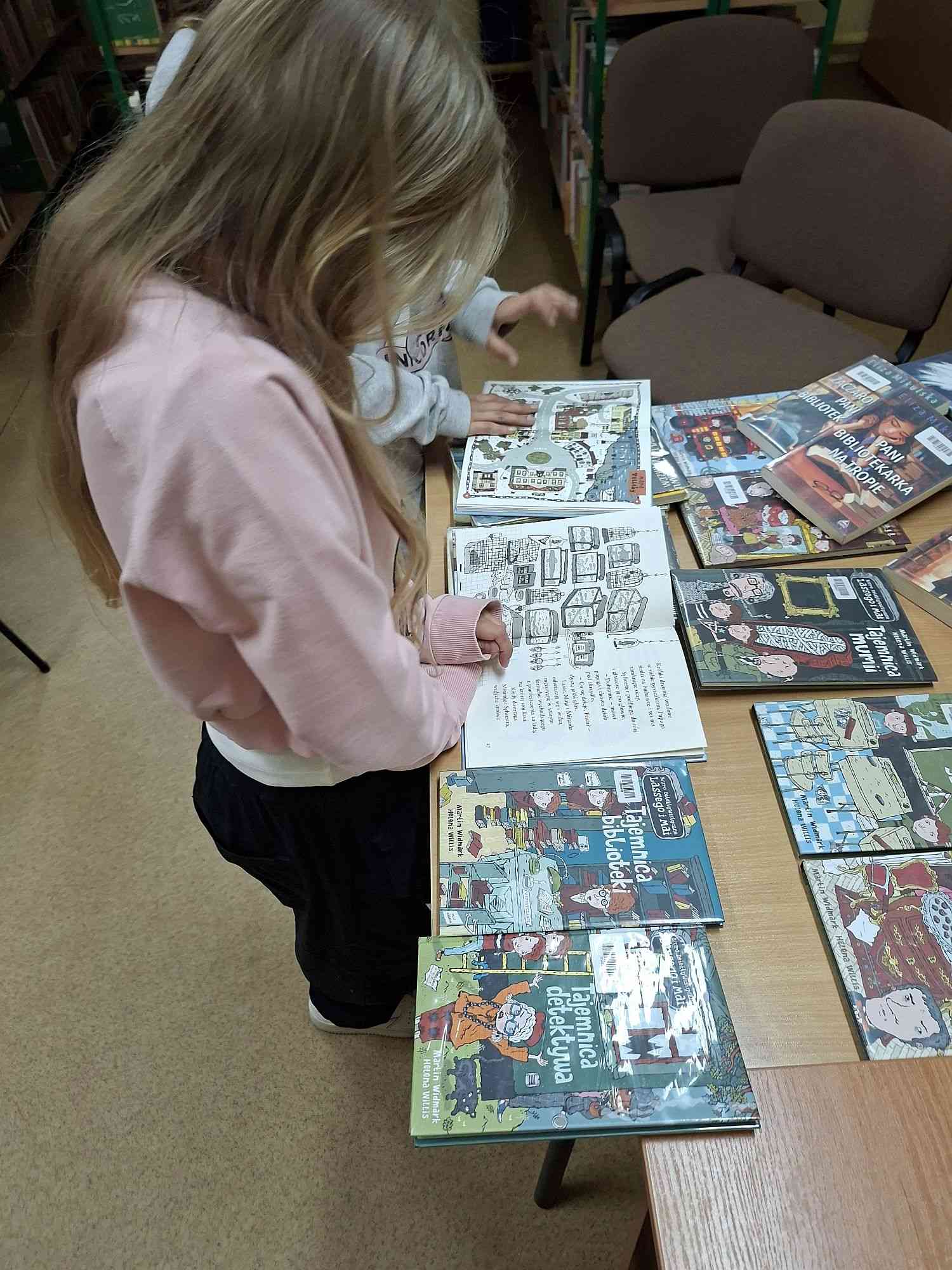 Lekcja biblioteczna dla uczniów w Grojcu