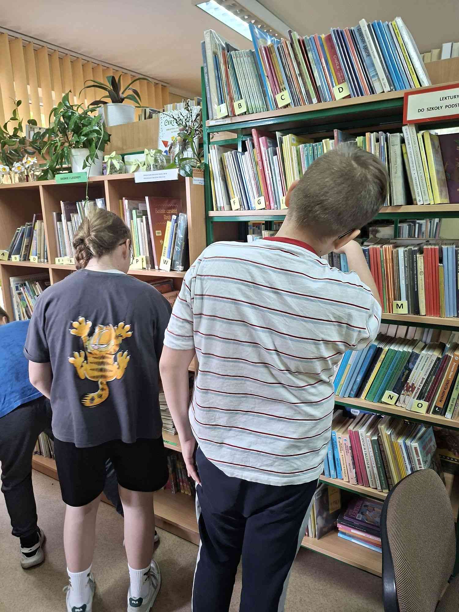 Lekcja biblioteczna dla uczniów w Grojcu