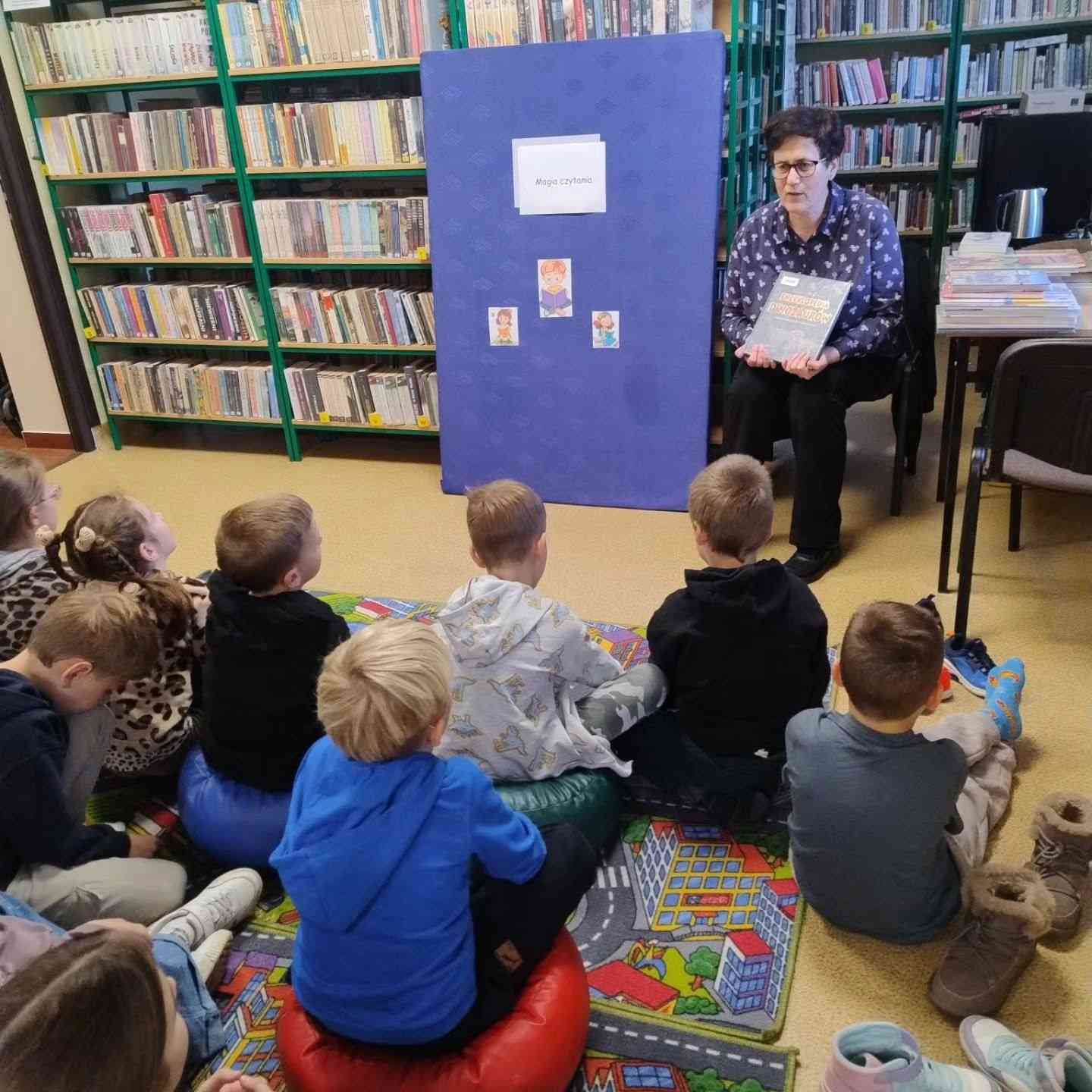 Zajęcia czytelnicze w bibliotece w Regulicach