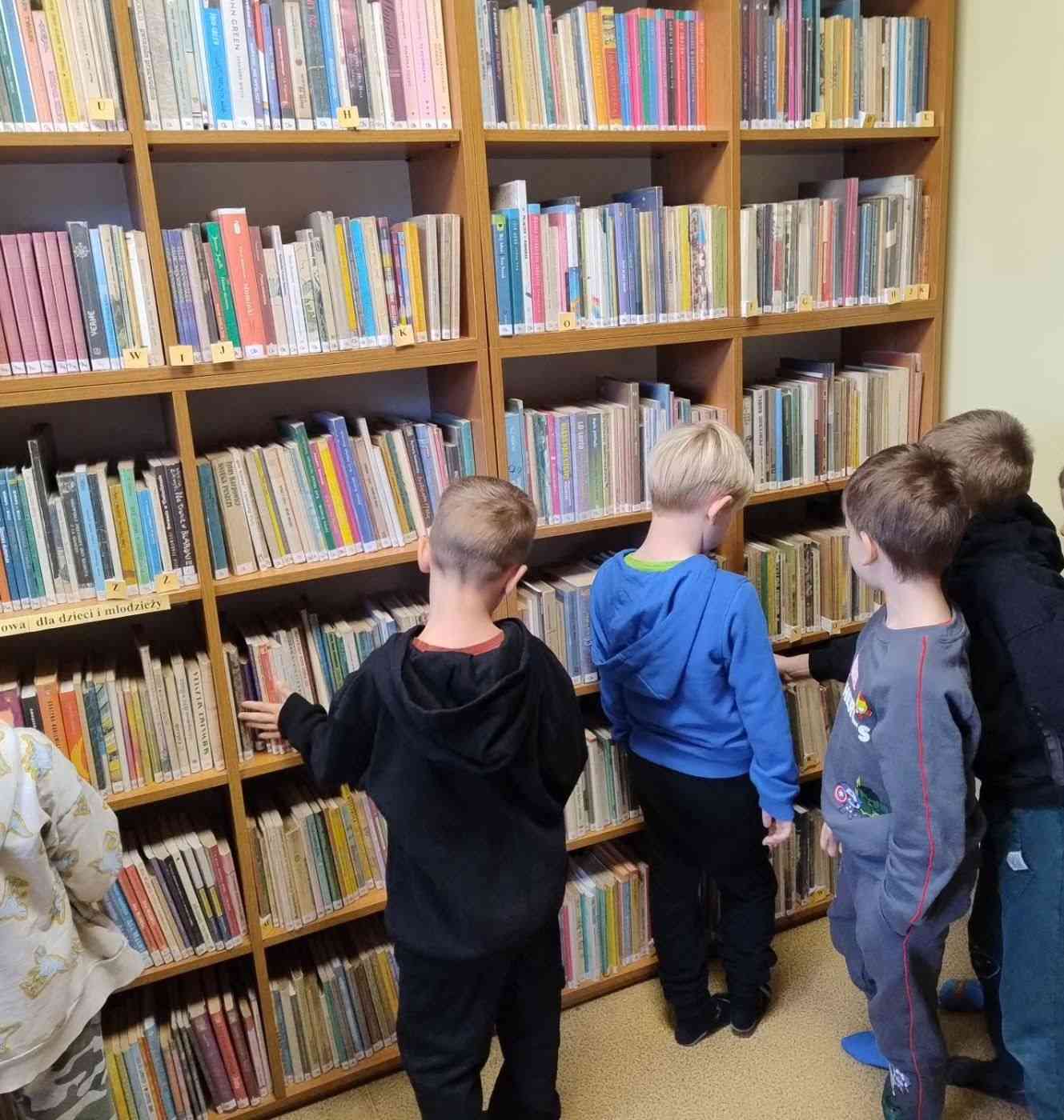Zajęcia czytelnicze w bibliotece w Regulicach
